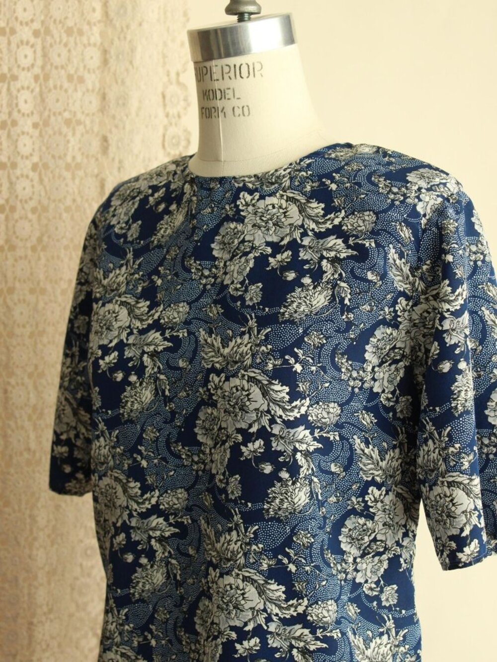 Vintage 1990s Blouse, Norton McNaughton Blue And White Floral Print Top, Keyhole - Picture 8 of 11